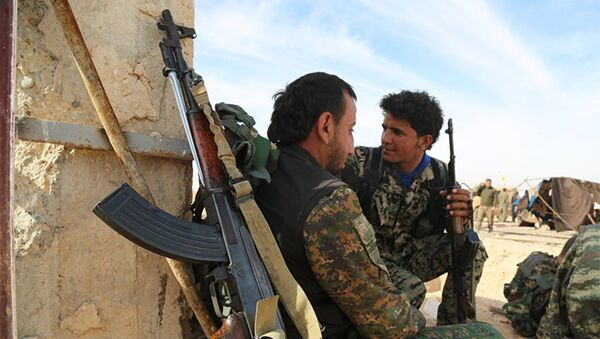 Бойцы демократических сил Сирии (SDF) в деревне недалеко от Ракки, фото из архива - Sputnik Азербайджан