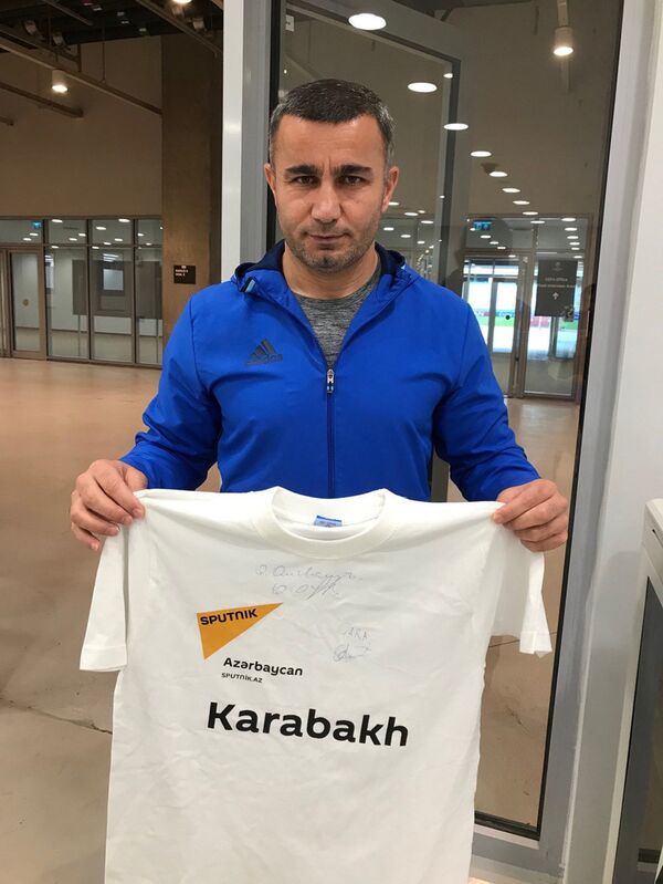 Главный тренер Карабаха Гурбан Гурбанов подписал футболку для Sputnik Азербайджан - Sputnik Азербайджан