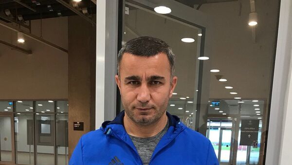 Главный тренер Карабаха Гурбан Гурбанов подписал футболку для Sputnik Азербайджан - Sputnik Азербайджан