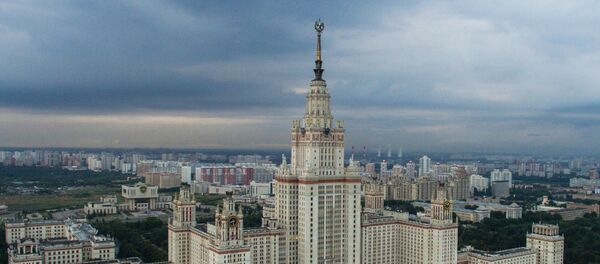 Здание Московского государственного университета имени М.В. Ломоносова в Москве - Sputnik Азербайджан