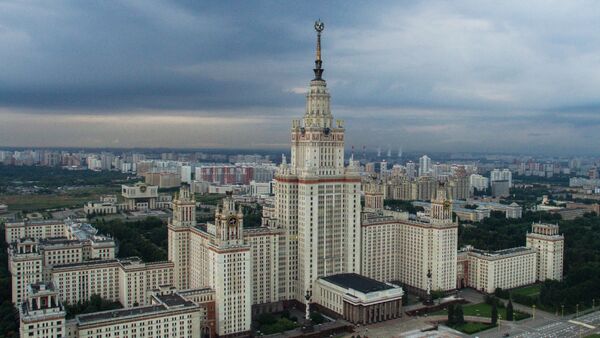 Здание Московского государственного университета имени М.В. Ломоносова в Москве - Sputnik Азербайджан