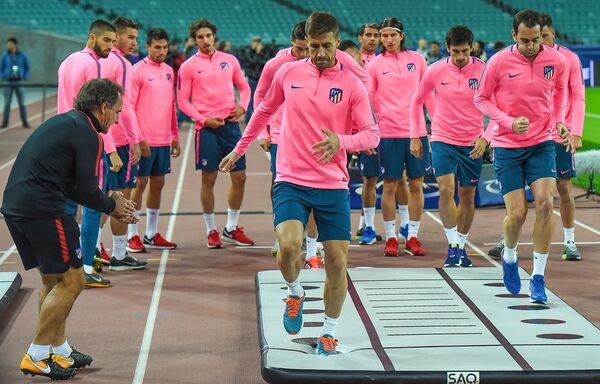 Тренировка игроков ФК Атлетико на Бакинском олимпийском стадионе - Sputnik Азербайджан