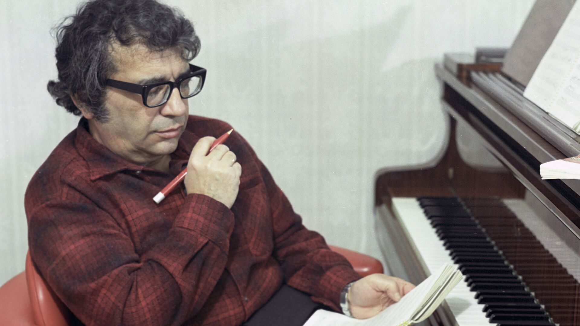 Азербайджанский композитор, народный артист СССР Гара Гараев в 1977 году - Sputnik Азербайджан, 1920, 05.02.2023