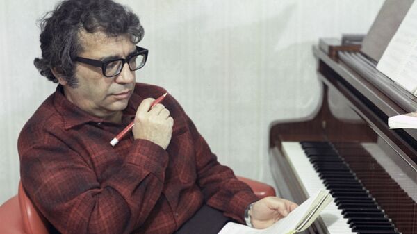 Азербайджанский композитор, народный артист СССР Гара Гараев в 1977 году - Sputnik Azərbaycan