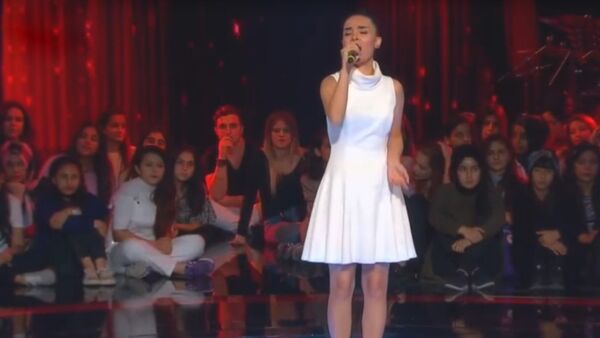 Азербайджанская исполнительница Айнура Ширинова на сцене вокального проекта Голос Турции - Sputnik Азербайджан