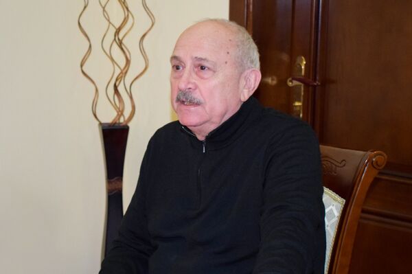 Главный режиссер Азербайджанского государственного русского драматического театра Александр Шаровский Главный режиссер Азербайджанского государственного русского драматического театра Александр Шаровский - Sputnik Азербайджан