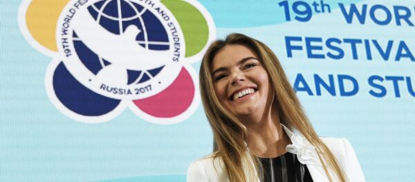 Олимпийская чемпионка по художественной гимнастике, руководитель благотворительного фестиваля художественной гимнастики Алина Алина Кабаева участвует в дискуссионной программе XIX Всемирного фестиваля молодежи и студентов в Сочи - Sputnik Азербайджан