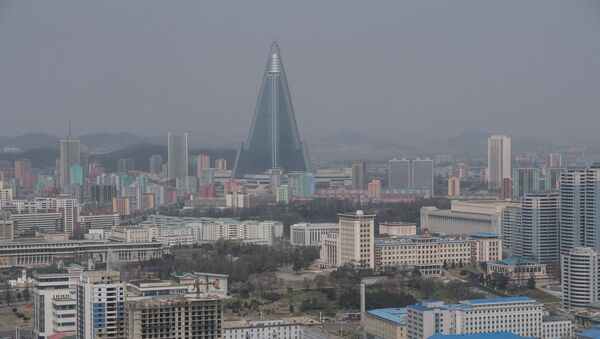 Вид на гостиницу Рюгён и жилые кварталы Пхеньяна со смотровой площадки монумента идей Чучхе - Sputnik Азербайджан