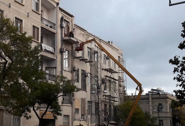 На центральных улицах Баку сносятся балконы На центральных улицах Баку сносятся балконы - Sputnik Азербайджан