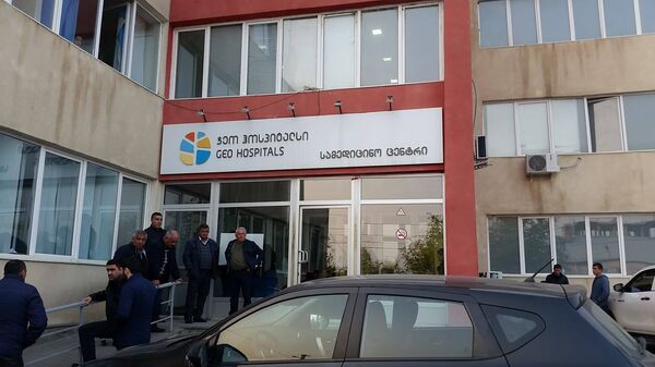 Родственники раненых у центральной больницы города Марнеули. 20 октября 2017 года Родственники раненых у центральной больницы города Марнеули. 20 октября 2017 года - Sputnik Азербайджан