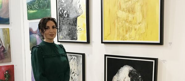 Азербайджанская художница Фидан Заман на международном фестивале современного искусства Art Shopping, Париж, Лувр, 20 октября 2017 года - Sputnik Азербайджан