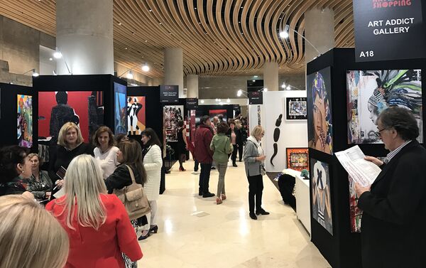 Международный фестиваль современного искусства Art Shopping. Выставочный зал Карусель де Лувр, Париж. 20 октября 2017 года - Sputnik Азербайджан