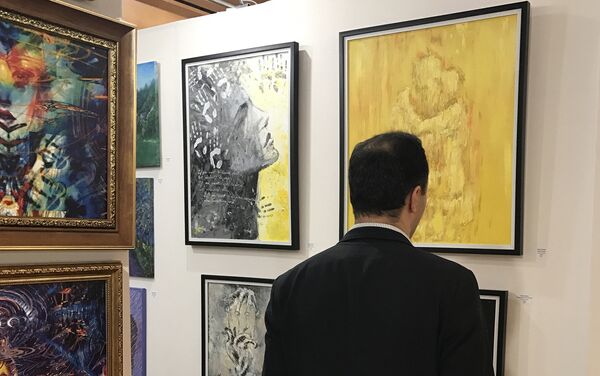 Международный фестиваль современного искусства Art Shopping. Выставочный зал Карусель де Лувр, Париж. 20 октября 2017 года - Sputnik Азербайджан