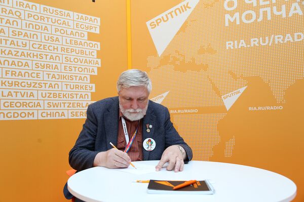 Известный художник Михаил Веременко в студии радио Sputnik - Sputnik Азербайджан