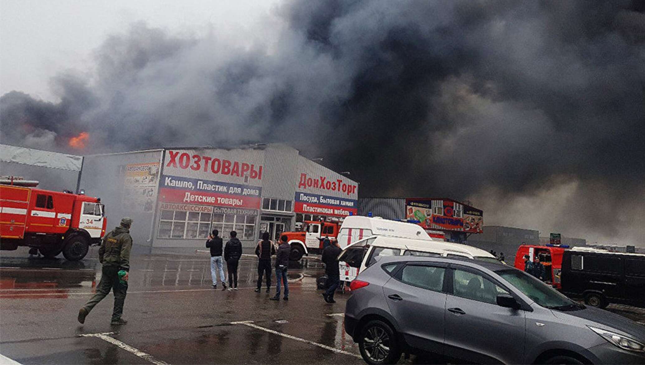 Пожар на рынке в ростове на дону. Пожар Атлант Ростов. Пожар на рынке Атлант Ростов. Пожар на Атланте Ростов на Дону. Ростов на Дону пожар на рынке.