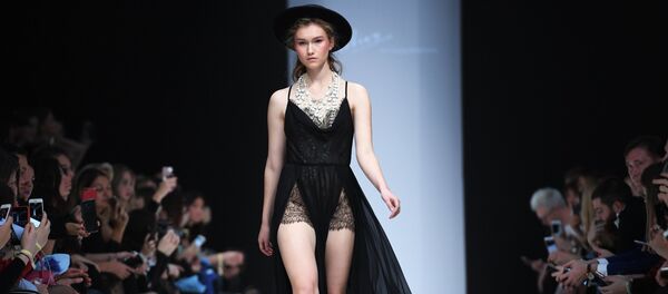 Mercedes-Benz Fashion Week Russia. День первый - Sputnik Азербайджан