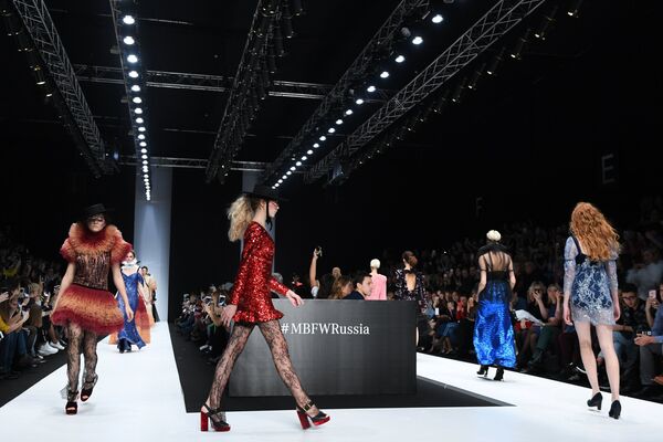 Mercedes-Benz Fashion Week Russia. День первый - Sputnik Азербайджан