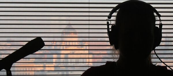 В студии радиостанции во время работы Эхо Москвы В студии радиостанции во время работы Эхо Москвы - Sputnik Азербайджан