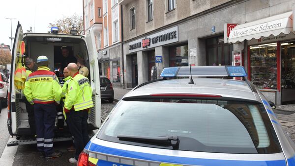 Полиция и сотрудники скорой помощи на месте нападения террориста на прохожих, около площади Розенхаймера в южном немецком городе Мюнхене, 21 октября 2017 года - Sputnik Азербайджан