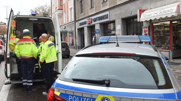 Полиция и сотрудники скорой помощи на месте, где человек напал на прохожих около площади Розенхаймера в южном немецком городе Мюнхене, 21 октября 2017 года - Sputnik Азербайджан
