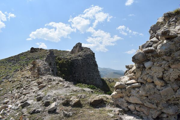 Крепость Кероглуна территории Гедабейского района - Sputnik Азербайджан
