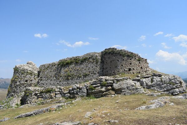 Крепость Кероглуна территории Гедабейского района - Sputnik Азербайджан