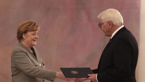 Президент Германии Франк-Вальтер Штайнмайер вручает увольнительную грамоту канцлеру Ангеле Меркель, Дворец Бельвю, Берлин, 24 октября 2017 года - Sputnik Азербайджан
