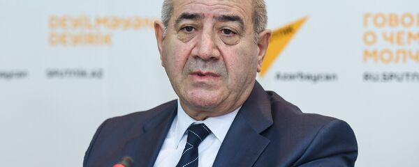 Директор Республиканского центра сейсмологической службы НАНА Гурбан Етирмишли в ходе пресс-конференции в Международном мультимедийном пресс-центре Sputnik Азербайджан, 25 октября 2017 года Директор Республиканского центра сейсмологической службы НАНА Гурбан Етирмишли в ходе пресс-конференции в Международном мультимедийном пресс-центре Sputnik Азербайджан, 25 октября 2017 года - Sputnik Азербайджан