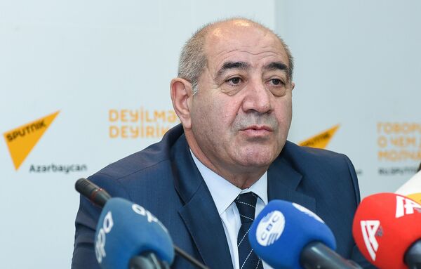Директор Республиканского центра сейсмологической службы НАНА Гурбан Етирмишли в ходе пресс-конференции в Международном мультимедийном пресс-центре Sputnik Азербайджан, 25 октября 2017 года Директор Республиканского центра сейсмологической службы НАНА Гурбан Етирмишли в ходе пресс-конференции в Международном мультимедийном пресс-центре Sputnik Азербайджан, 25 октября 2017 года - Sputnik Азербайджан