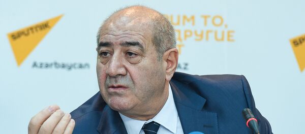 Директор Республиканского центра сейсмологической службы НАНА Гурбан Етирмишли в ходе пресс-конференции в Международном мультимедийном пресс-центре Sputnik Азербайджан, 25 октября 2017 года Директор Республиканского центра сейсмологической службы НАНА Гурбан Етирмишли в ходе пресс-конференции в Международном мультимедийном пресс-центре Sputnik Азербайджан, 25 октября 2017 года - Sputnik Азербайджан