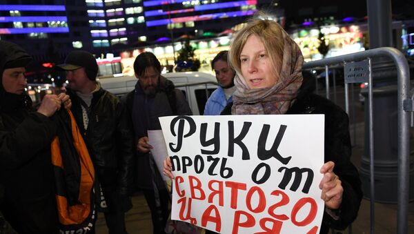 Участница одиночного пикета против фильма Алексея Учителя Матильда перед его премьерой в киноцентре Октябрь в Москве, 24 октября 2017 года - Sputnik Азербайджан