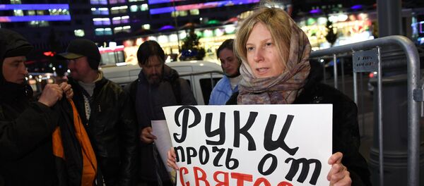 Участница одиночного пикета против фильма Алексея Учителя Матильда перед его премьерой в киноцентре Октябрь в Москве, 24 октября 2017 года Участница одиночного пикета против фильма Алексея Учителя Матильда перед его премьерой в киноцентре Октябрь в Москве, 24 октября 2017 года - Sputnik Азербайджан