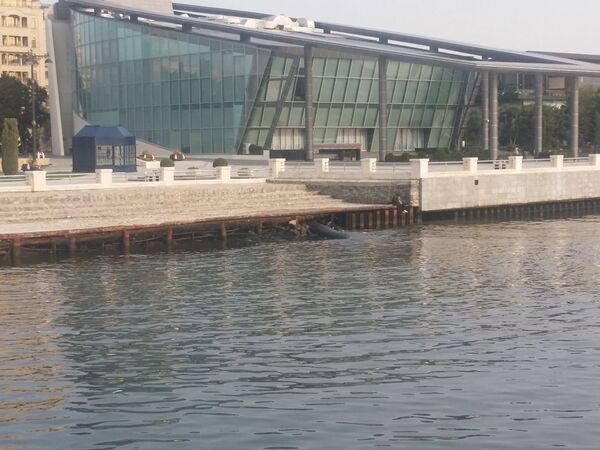 В этом месте сточные воды сбрасываются прямо в Каспийское море В этом месте сточные воды сбрасываются прямо в Каспийское море - Sputnik Азербайджан