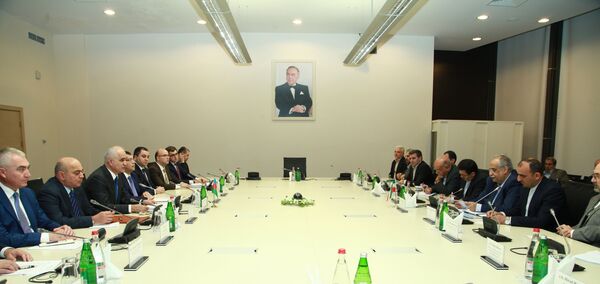 Встреча министра экономики Азербайджана Шахина Мустафаева с иранской делегацией, возглавляемой министром экономики и финансов ИРИ Масудом Карбасианом Встреча министра экономики Азербайджана Шахина Мустафаева с иранской делегацией, возглавляемой министром экономики и финансов ИРИ Масудом Карбасианом - Sputnik Азербайджан
