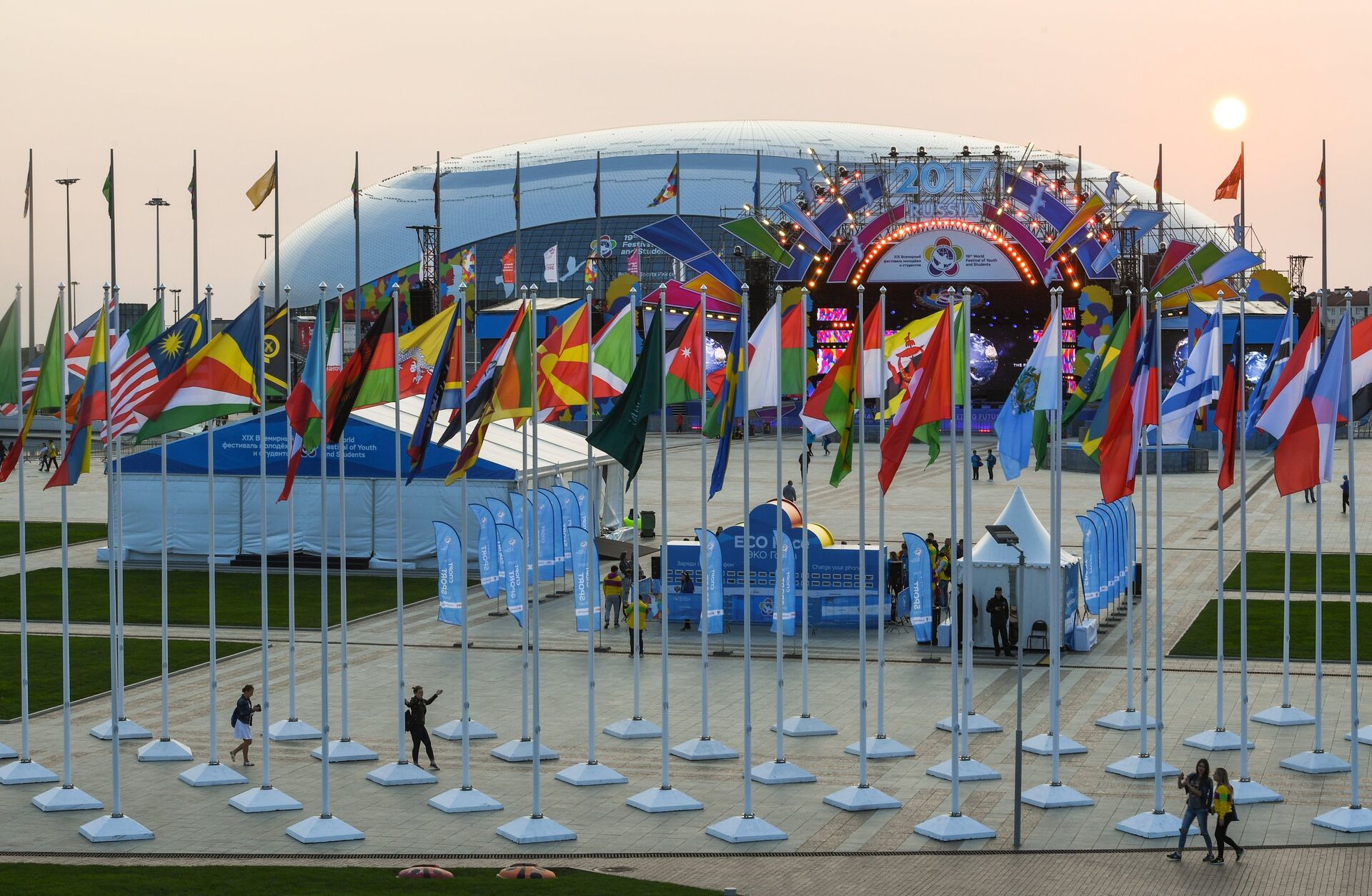 Флаги стран участниц XIX Всемирного фестиваля молодежи и студентов в Олимпийском парке в Сочи - Sputnik Azərbaycan, 1920, 24.04.2023