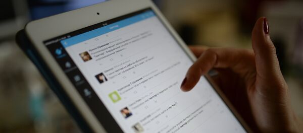 Страница сайта Twitter на экране планшетного компьютера, фото из архива Страница сайта Twitter на экране планшетного компьютера, фото из архива - Sputnik Азербайджан