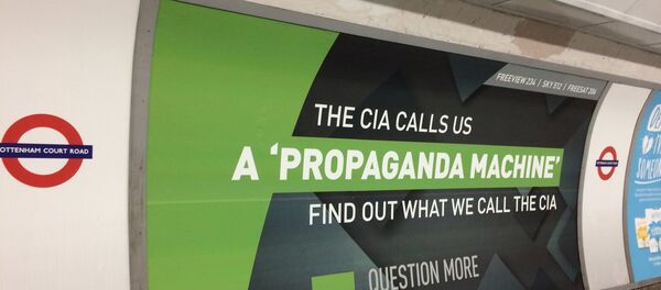 Рекламный плакат RT в лондонском метро Рекламный плакат RT в лондонском метро - Sputnik Азербайджан