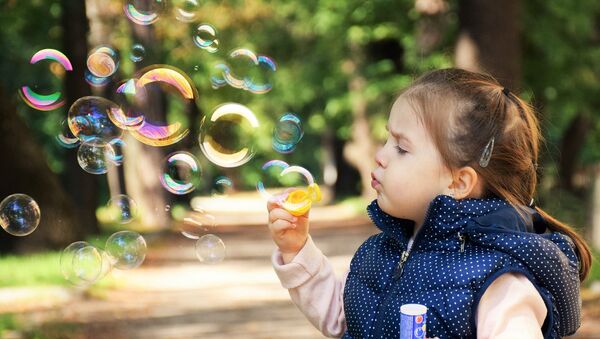 Маленькая девочка пускает мыльные пузыри - Sputnik Азербайджан