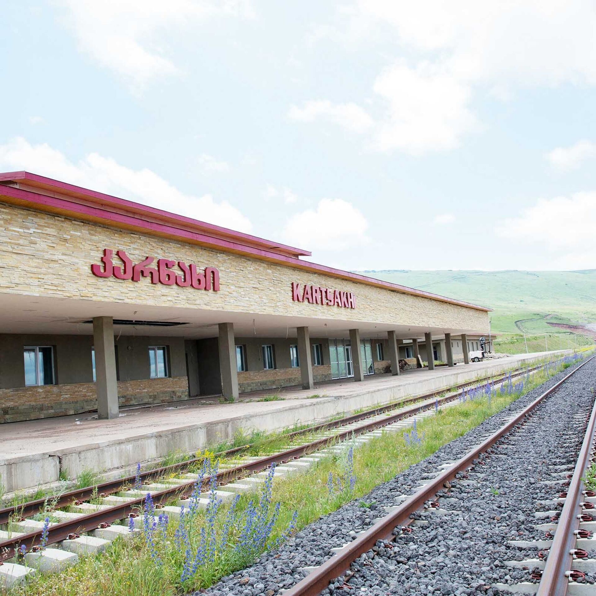 Станция азербайджана. Железная дорога Тбилиси Баку. Поти-Тифлисская железная дорога. Тбилиси карс железная дорога. ЖД станция Поти Грузия.