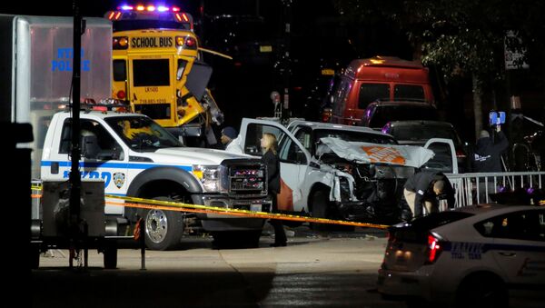 Полиция расследует пикап, используемый в нападении в Манхэттене, Нью-Йорк, США, 1 ноября 2017 года - Sputnik Азербайджан
