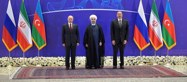Президент РФ Владимир Путин, президент Ирана Хасан Рухани и президент Азербайджана Ильхам Алиев (слева направо) во время церемонии фотографирования перед началом встречи в Тегеране - Sputnik Азербайджан
