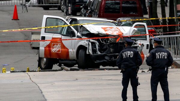 Полиция изучает пикап, используемый в нападении в Манхэттене, Нью-Йорк, США, 1 ноября 2017 - Sputnik Азербайджан