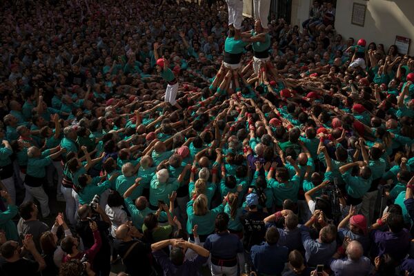 Возведение башни из людей во время Дня всех святых в городе Вилафранка-дель-Пенедес, недалеко от Барселоны, Испания - Sputnik Азербайджан