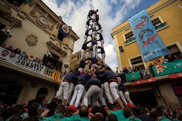 Возведение башни из людей во время Дня всех святых в городе Вилафранка-дель-Пенедес, недалеко от Барселоны, Испания - Sputnik Азербайджан