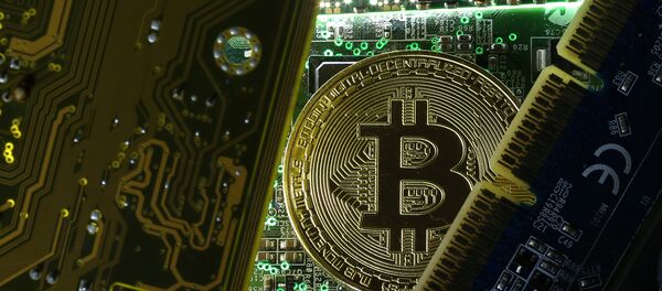 Криптовалюта биткоин на фоне материнской платы компьютера - Sputnik Азербайджан