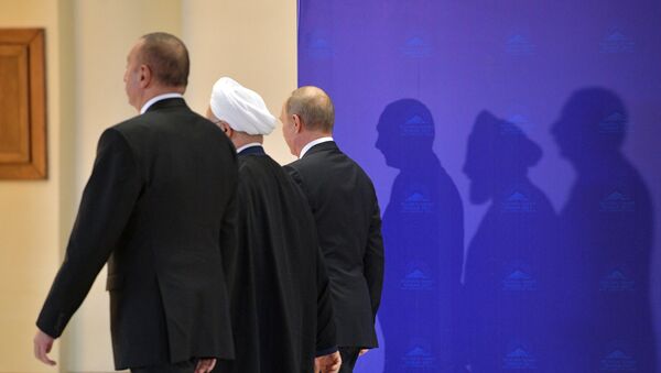Президент РФ Владимир Путин, президент Ирана Хасан Рухани и президент Азербайджана Ильхам Алиев (справа налево) во время церемонии фотографирования перед началом встречи в Тегеране - Sputnik Азербайджан