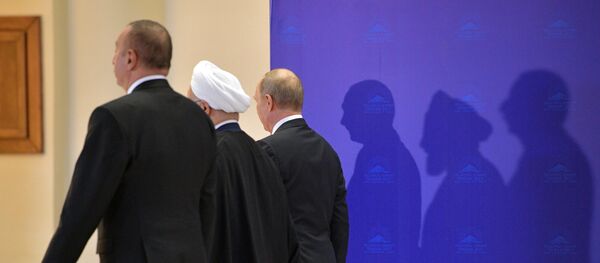 Президент РФ Владимир Путин, президент Ирана Хасан Рухани и президент Азербайджана Ильхам Алиев (справа налево) во время церемонии фотографирования перед началом встречи в Тегеране Президент РФ Владимир Путин, президент Ирана Хасан Рухани и президент Азербайджана Ильхам Алиев (справа налево) во время церемонии фотографирования перед началом встречи в Тегеране - Sputnik Азербайджан