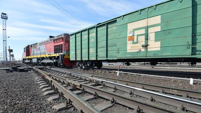 Тепловоз на железнодорожных рельсах, фото из архива