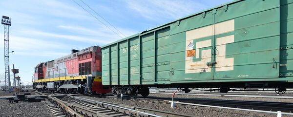 Тепловоз на железнодорожных рельсах, фото из архива Тепловоз на железнодорожных рельсах, фото из архива - Sputnik Азербайджан