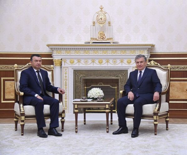 Встреча президента Узбекистана Шавката Мирхиёева с премьер-министром Таджикистана Кохиром Расулзодой Встреча президента Узбекистана Шавката Мирхиёева с премьер-министром Таджикистана Кохиром Расулзодой - Sputnik Азербайджан
